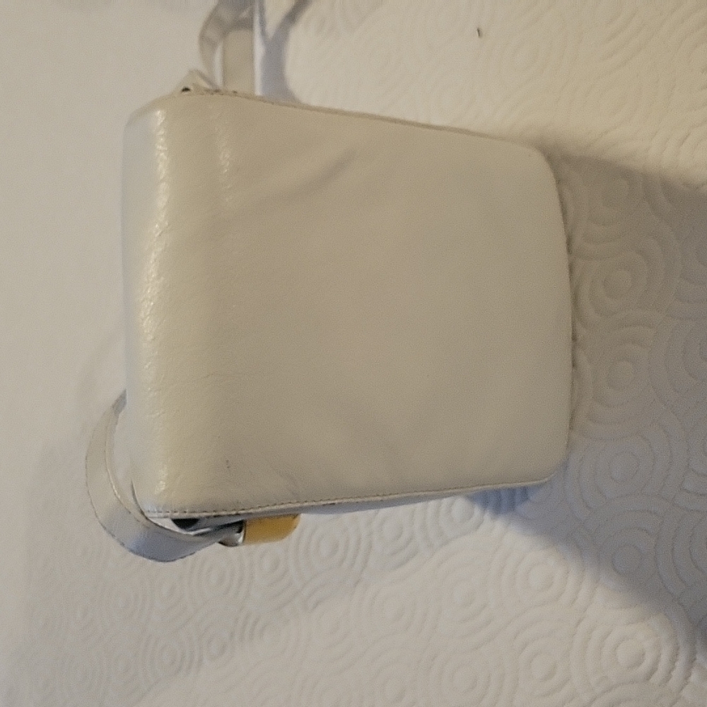 White purse w/ gold accents Cross Body Sereta Fine Leather  Lots of details.